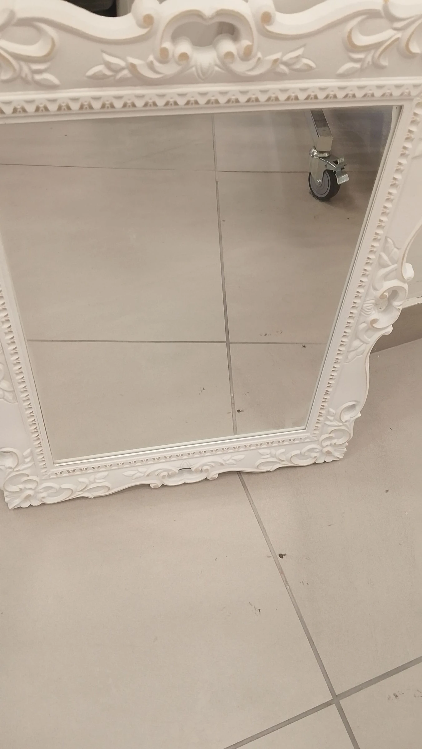 White mirror – photo 4